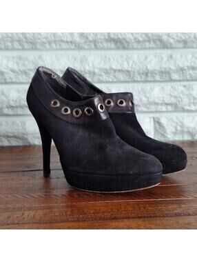 Stuart Weitzman Closed Toe Black Heel Size  7.5